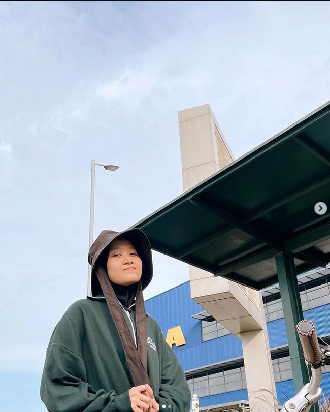 Alca Octaviani mengenakan topi yang terdapat tali di dalamnya dipadu dengan jaket hijau tua. Ia juga kembali OOTD tanpa makeup. Penampilan Alca kali ini cocok buat kamu yang anti ribet. Foto: Dok. Instagram @alcaoctvn.