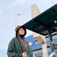 Alca Octaviani mengenakan topi yang terdapat tali di dalamnya dipadu dengan jaket hijau tua. Ia juga kembali OOTD tanpa makeup. Penampilan Alca kali ini cocok buat kamu yang anti ribet. Foto: Dok. Instagram @alcaoctvn.