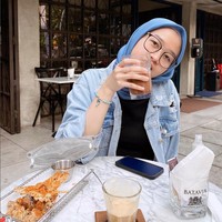 Gaya hijabnya sehari-hari, Alca memilih hijab segi empat polos sebagai andalan. Ia kerap membentuk hijab diikat ke belakang dengan rapi. Seperti sedang berada hangout ini, ia memakai hijab segi empat voal dipadu denim leather jacket. Foto: Dok. Instagram @alcaoctvn.