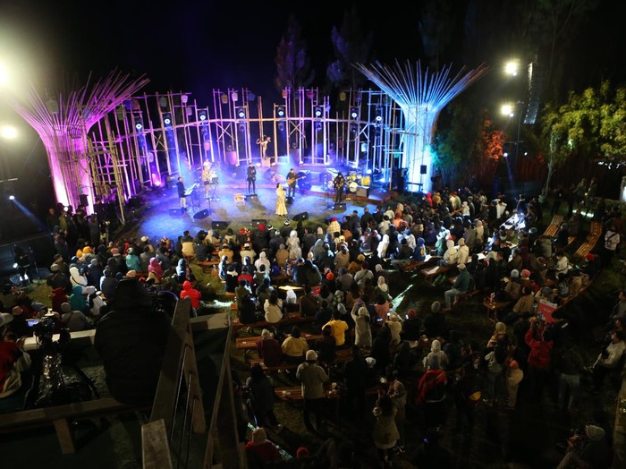 Jazz Gunung Bromo 2022 sukses digelar. Meski masih pandemi COVID-19, penyelenggara bisa menjual tiket dengan kapasitas maksimal sebanyak 2000 pengunjung.