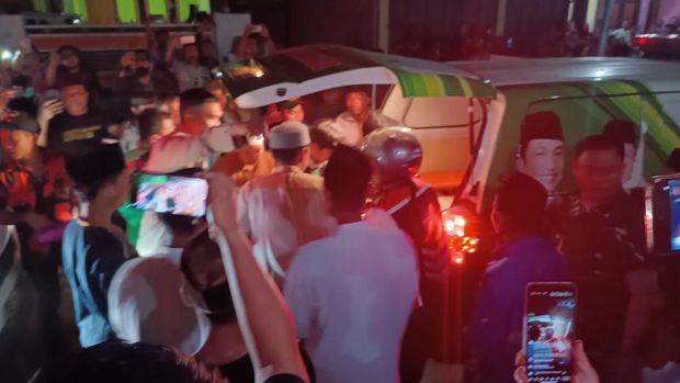 Jenazah korban kecelakaan maut odong-odong di Serang dibawa ke masjid untuk disalatkan
