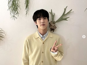 Jin BTS Datang ke Premier Film Emergency Declaration, Siap Debut Akting?
