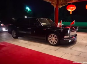 Jokowi Disambut Mobil Termahal China saat Tiba di Beijing