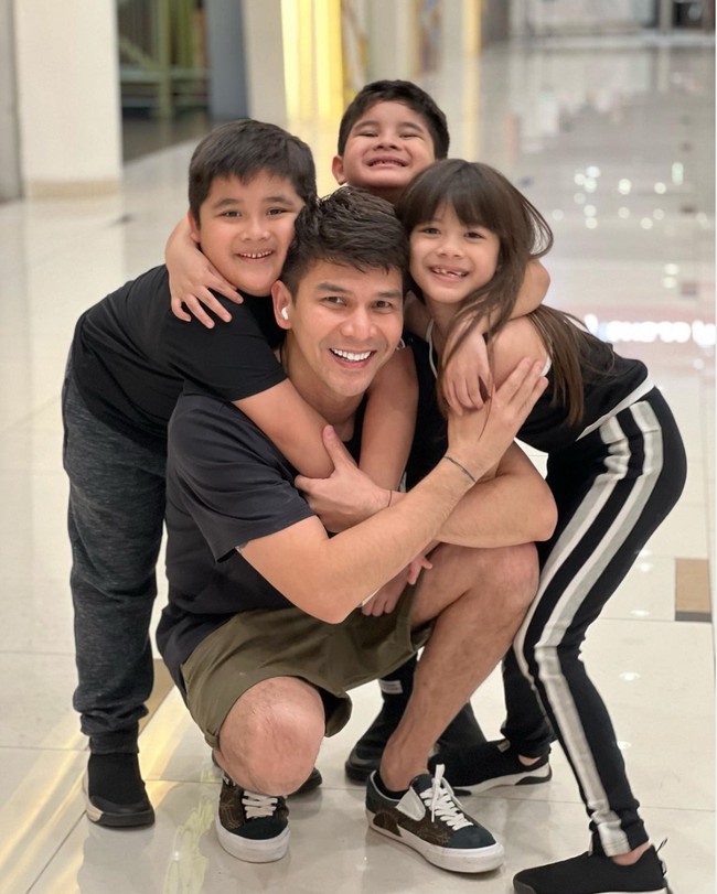 Namun pada Senin (25/7/2022) kemarin, perseteruan Jonathan Frizzy dan mantan istrinya Dhena Devanka viral di media sosial. Keduanya mengunggah video dan narasi menegangkan saat terjadi keributan. Foto: dok. Instagram @ijonkfrizzy