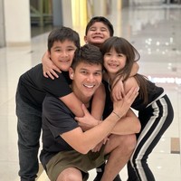 Namun pada Senin (25/7/2022) kemarin, perseteruan Jonathan Frizzy dan mantan istrinya Dhena Devanka viral di media sosial. Keduanya mengunggah video dan narasi menegangkan saat terjadi keributan. Foto: dok. Instagram @ijonkfrizzy