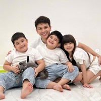 Jonathan Frizzy dan Dhena Devanka resmi bercerai pada Februari 2022. Hasil perceraian itu menetapkan bahwa Dhena Devanka mendapatkan hak asuh ketiga anak mereka Zayn, Zoe, dan Zac. Foto: dok. Instagram @ijonkfrizzy