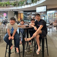 Dalam salah satu unggahan video, Jonathan Frizzy menunjukkan putranya Zayn bersembunyi dengannya di dalam kamar saat Dhena berteriak dari luar. Sedangkan Dhena menunjukkan bukti chatnya dan Ijonk yang disebut sering melakukan verbal abuse (kekerasan verbal). Foto: dok. Instagram @ijonkfrizzy