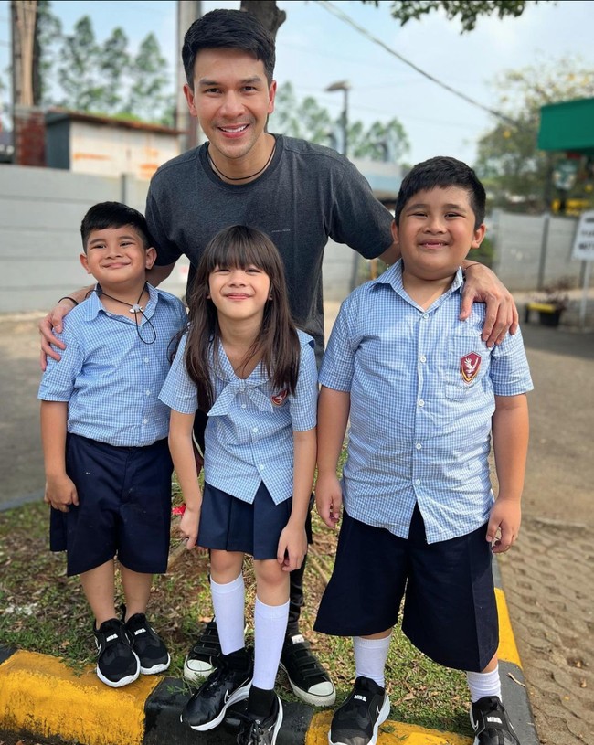 Pada awal Juli 2022, hubungan Jonathan Frizzy dan Dhena Devanka dikabarkan mulai akur. Dhena mengaku berkomunikasi dengan Ijonk lewat grup WhatsApp untuk membahas keperluan sekolah anak-anak. Foto: dok. Instagram @ijonkfrizzy