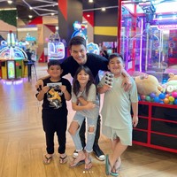 Kini unggahan foto Jonathan Frizzy dan ketiga anaknya ramai dikomentari netizen. Tak sedikit yang menunjukkan dukungan. Namun ada pula yang menuding Ijonk melakukan pencitraan di Instagram. Foto: dok. Instagram @ijonkfrizzy