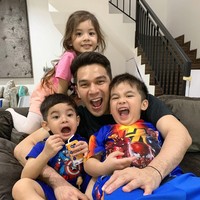 Prahara rumah tangga Jonathan Frizzy dan Dhena Devanka mulai disorot pada Agustus 2021. Saat itu keduanya diisukan cerai. Jonathan Frizzy pun dikabarkan selingkuh dengan Ririn Dwi Ariyanti, lawan mainnya dalam sinetron Cinta untuk Bunda. Foto: dok. Instagram @ijonkfrizzy