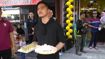 10 Momen Seru Kaesang Masak Pisang Nugget dan Rice Bowl