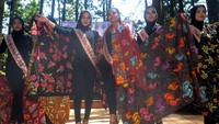 Para model memperagakan batik hasil karya komunitas pembatik cilik di Kecamatan Pandak, Kabupaten Bantul, Yogyakarta, Selasa (26/7).