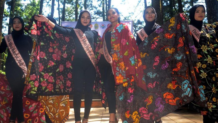 Kala Istri Menparekraf Sapa Pembatik Cilik di Bantul Istri Menteri Pariwisata dan Ekonomi Kreatif/Kepala Badan Pariwisata dan Ekonomi Kreatif (Menparekraf/Baparekraf) Nur Asia Uno menyapa para pembatik cilik di Bantul, Yogyakarta.