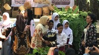 Nur Asia Uno juga berfoto bersama anggota komunitas pembatik cilik yang diinisiasi oleh Yayasan Pendidikan Astra–Michael D. Ruslim (YPA-MDR) di Kecamatan Pandak, Kabupaten Bantul, Yogyakarta.