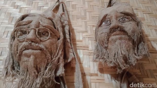 Karung goni bekas disulap jadi tas, topi, dan seni interior 3 dimensi, di Desa Karanganom, Klaten Utara, Klaten, Selasa (26/7/2022).