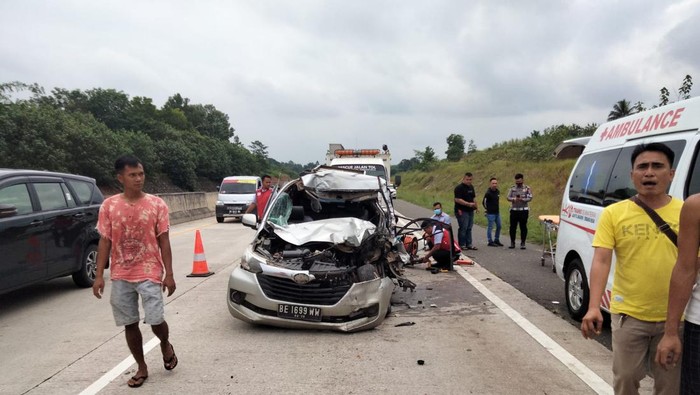 Kondisi mobil Avanza usai menabrak truk di Tol Trans Sumatera Lampung. (foto: istimewa)