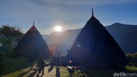 Menjelang siang, wisatawan akan dihangatkan oleh matahari yang mulai muncul di sela-sela barisan rumah.