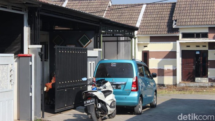 Kediaman wanita bersuami yang digerebek saat kedatangan oknum polisi