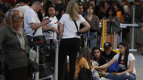 Dikutip dari NLTimes, penanganan bagasi di Bandara Schiphol benar-benar berantakan. Tumpukan koper dan stroller dibiarkan begitu saja di dalam area bandara. Dari label penerbangan di beberapa koper terlihat bahkan ada yang berasal dari penerbangan di awal Juni.  