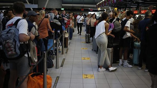 Itu terjadi karena Bandara Schiphol mengalami kekurangan staf, terutama di bagian keamanan dan staf bagasi.  Itu terjadi karena Bandara Schiphol mengalami kekurangan staf, terutama di bagian keamanan dan staf bagasi. Â
