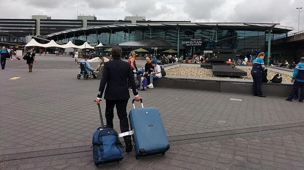 Salah satu yang kewalahan menyambut libur musim panas tahun ini adalah Bandara Schiphol. Sejak memasuki masa liburan, bandara ini telah mengindikasikan bahwa akan mengalami kesulitan mengatasi jumlah penumpang. Â Salah satu yang kewalahan menyambut libur musim panas tahun ini adalah Bandara Schiphol. Sejak memasuki masa liburan, bandara ini telah mengindikasikan bahwa akan mengalami kesulitan mengatasi jumlah penumpang. Â