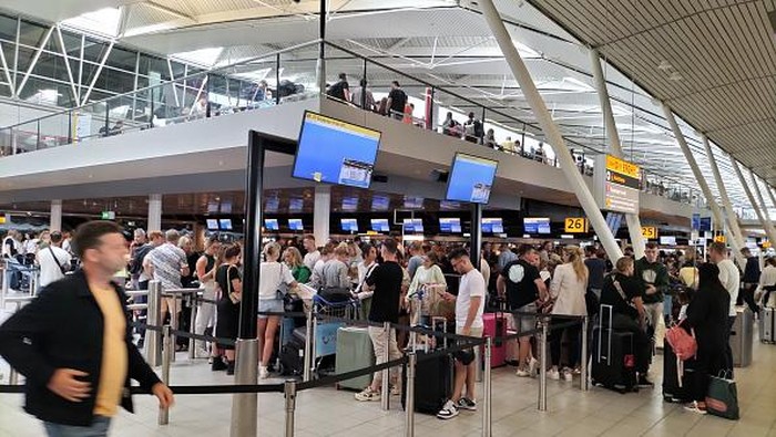 AMSTERDAM, NETHERLANDS - JULY 25: A view from Amsterdam Airport Schiphol on July 25, 2022 in Amsterdam, Netherlands. While the number of airport staff across Europe is decreasing, the rise in the number of passengers and flights continues to make the travel of international passengers to the region an ordeal. (Photo by Farouk Batiche/Anadolu Agency via Getty Images)