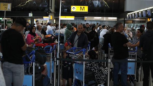 Pihak bandara menyalahkan kekacauan ini pada kondisi kekurangan staf yang sedang dialami.  