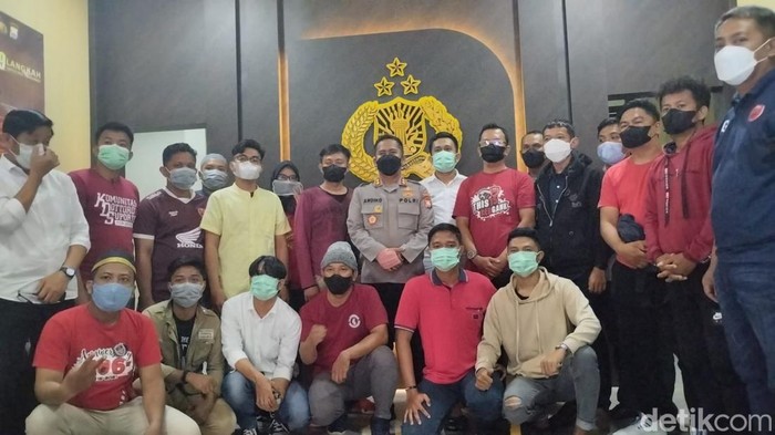 Kelompok suporter PSM Makassar mendapat pengarahan dari Polres Parepare.