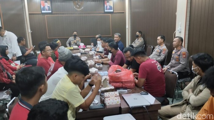 Kelompok suporter PSM Makassar mendapat pengarahan dari Polres Parepare