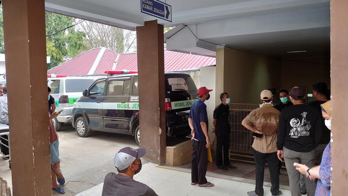 Keluaga korban odong-odong tertabrak kereta berkumpul di Rumah Sakit Drajat Prawiranegara (RSDP) Serang.