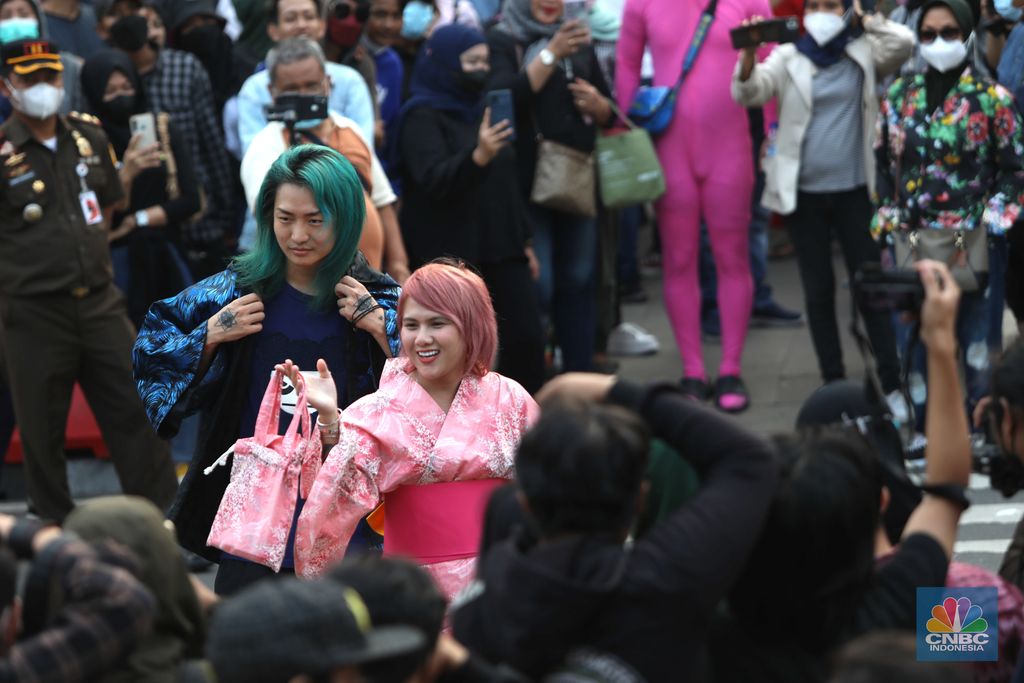 Kerumunan warga di kawasan Dukuh Atas, Jakarta Pusat, Selasa, 26/7. Kawasan Citayam Fashion Week (CFW) Dukuh Atas, Jakarta Pusat. (CNBC Indonesia/Muhammad Sabki)