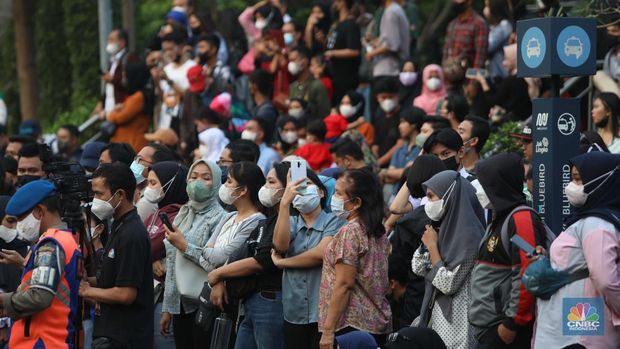 Kerumunan warga di kawasan Dukuh Atas, Jakarta Pusat, Selasa, 26/7. Kawasan Citayam Fashion Week (CFW) Dukuh Atas, Jakarta Pusat. (CNBC Indonesia/Muhammad Sabki)