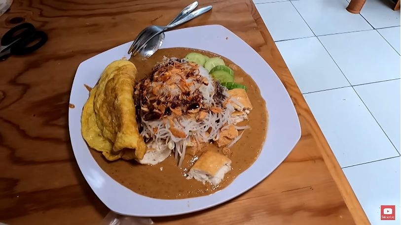 Rekomendasi ketoprak dalam gang yang enak di Jakarta.