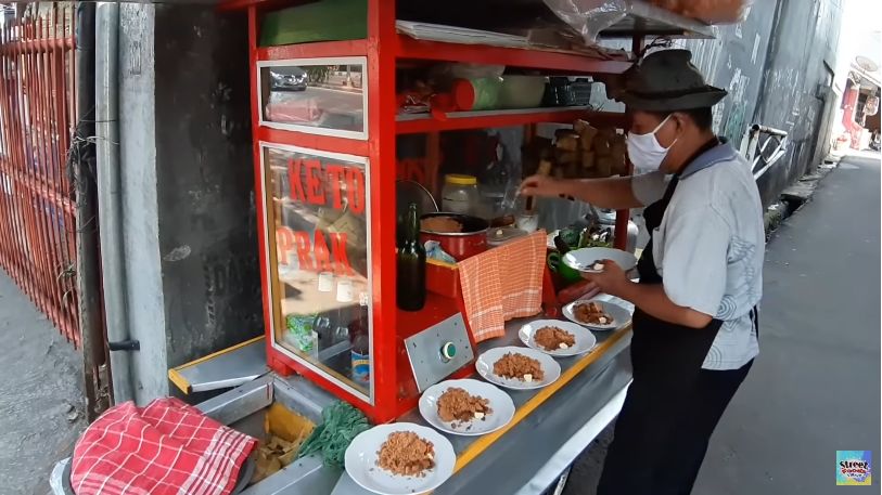 Rekomendasi ketoprak dalam gang yang enak di Jakarta.