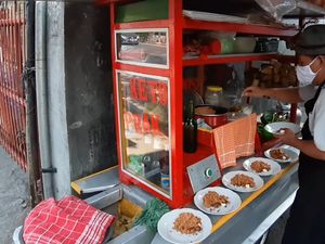 Ada di 5 Gang Sempit, Ketoprak Berbumbu Pekat Ini Terkenal Lezat