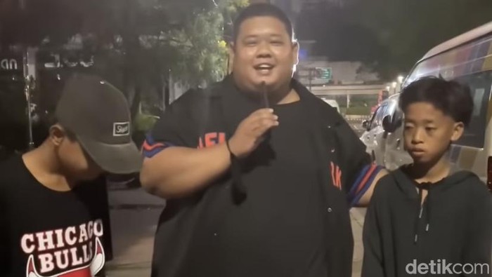Komika Ilham Setyadi bersama dua bocah asal Karawang