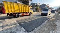 Kerusakan jalan di ruas Jalan Raya Majalaya-Cicalengka akhirnya diperbaiki.
