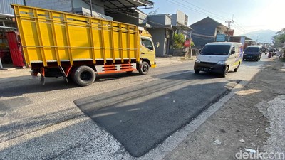 Lubang Berbahaya di Jalan Cicalengka-Majalaya Akhirnya Ditambal