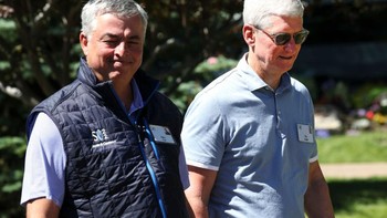 Mendampingi Tim Cook adalah Eddy Cue, Senior Vice President Apple. Foto: Getty Images