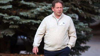 Bobby Kotick, CEO raksasa video game Activision Blizzard datang dengan pakaian santai. Meskipun agendanya serius, para undangan datang dengan pakaian santai sesuka mereka. Foto: Getty Images