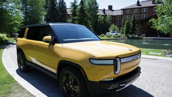 Sebuah mobil diparkir di depan resort yang menyelenggarakan acara itu. Foto: Getty Images