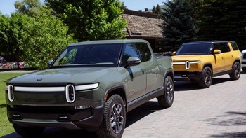 Kendaraan mewah pun banyak diparkir di sana. Pertemuan tahunan super eksklusif ini menghadirkan para orang paling berkuasa dan kaya dari jagat teknologi, pemerintahan maupun media. Agendanya dirahasiakan dan tidak bisa diliput sehingga pembicaraan hanya diketahui oleh para undangan. Foto: Getty Images