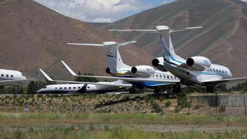 Ajang tahunan elit Sun Valley Conference oleh bank investasi Allen & Company di Sun Valley dan tertutup bagi media, dihadiri orang paling kaya di dunia, mereka yang penting, orang kuat dan berpengaruh. Bertempat di Sun Valley Resort di Idaho, para tamu yang datang banyak memakai pesawat pribadi. Foto: Getty Images