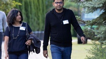 Parag Agrawal, CEO of Twitter dan istrinya Vineeta Agarwal. Undangan boleh membawa pasangan masing-masing. Foto: Getty Images