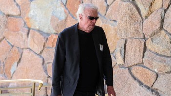 Ini adalah Phil Knight, selaku pendiri dan Chairman Emeritus of Nike, Inc. Foto: Getty Images