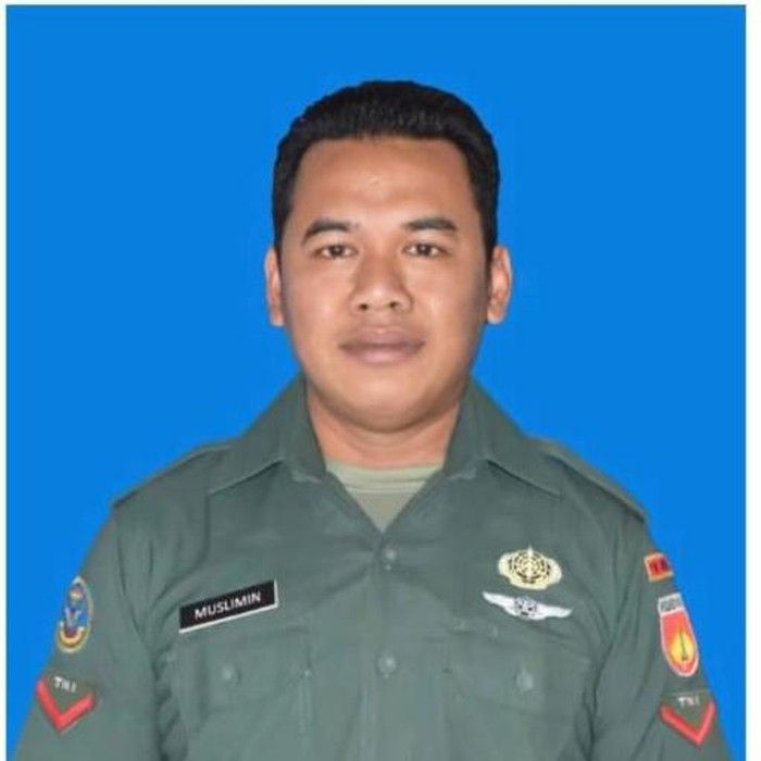 Kopda Muslimin jadi buronan atas kasus penembakan istrinya sendiri. Kasus penembakan tersebut terjadi di depan rumah korban, di Semarang, Jawa Tengah.