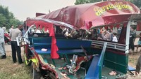 Odong-odong yang ditabrak kereta api tampak mengalami kerusakan parah. (Bahtiar Rifai/detikcom)