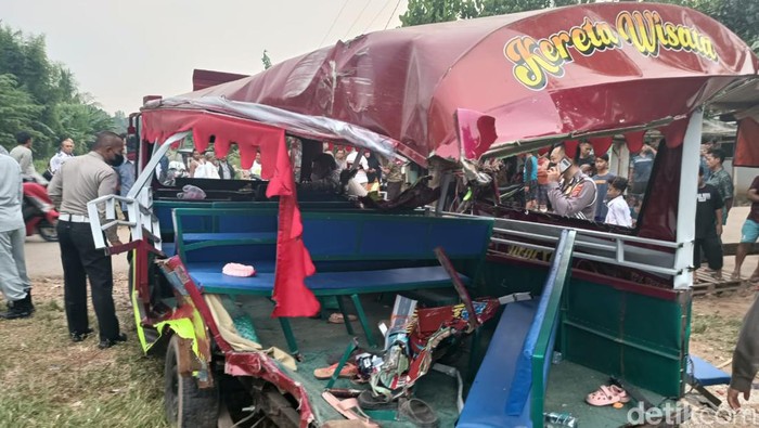 Korban tewas odong-odong ditabrak kereta api di Kragilan, Serang, Banten berjumlah 9 orang. Tiga orang korban di antaranya anak-anak dan 6 ibu-ibu. (Bahtiar Rifai/detikcom)