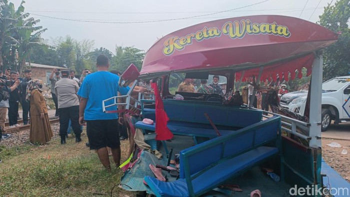 Korban tewas odong-odong ditabrak kereta api di Kragilan, Serang, Banten berjumlah 9 orang. Tiga orang korban di antaranya anak-anak dan 6 ibu-ibu. (Bahtiar Rifai/detikcom)