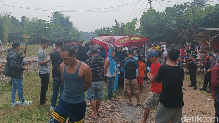 Korban tewas odong-odong ditabrak kereta api di Kragilan, Serang, Banten berjumlah 9 orang. Tiga orang korban di antaranya anak-anak dan 6 ibu-ibu. (Bahtiar Rifai/detikcom)